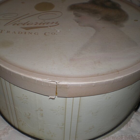 Victorian Trading Company Large Hat Box HTF and Rare! - Picture 2 of 6